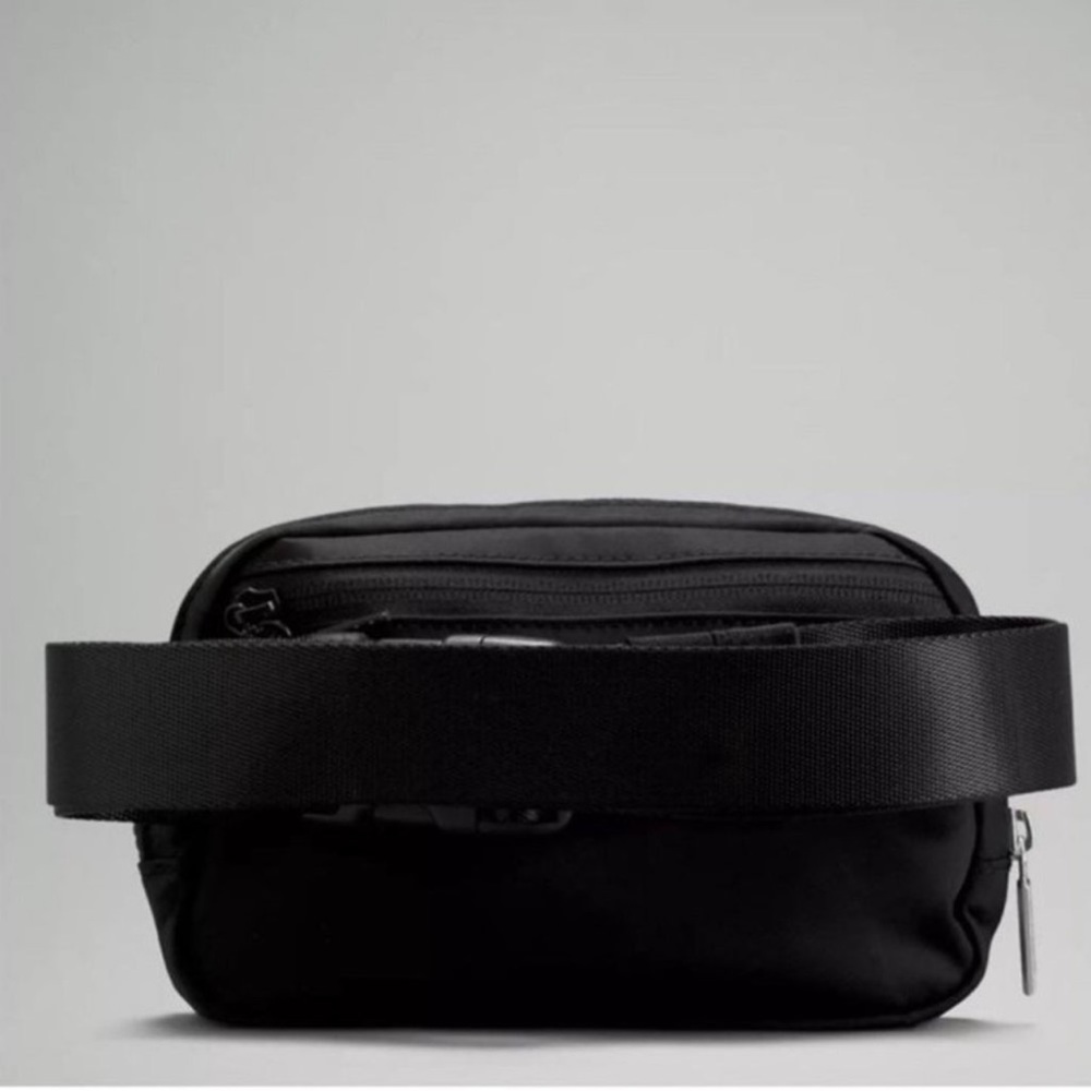 Lululemon Black Everywhere Belt Bag Nwt Crossbody Bag - Picture 3 of 6